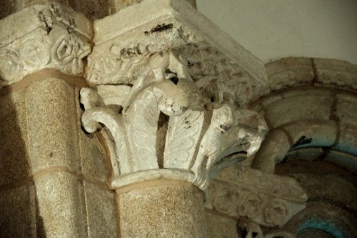 Capitel del lado norte del arco de entrada al ábside semicircular de la iglesia de Ferreira de Pantón